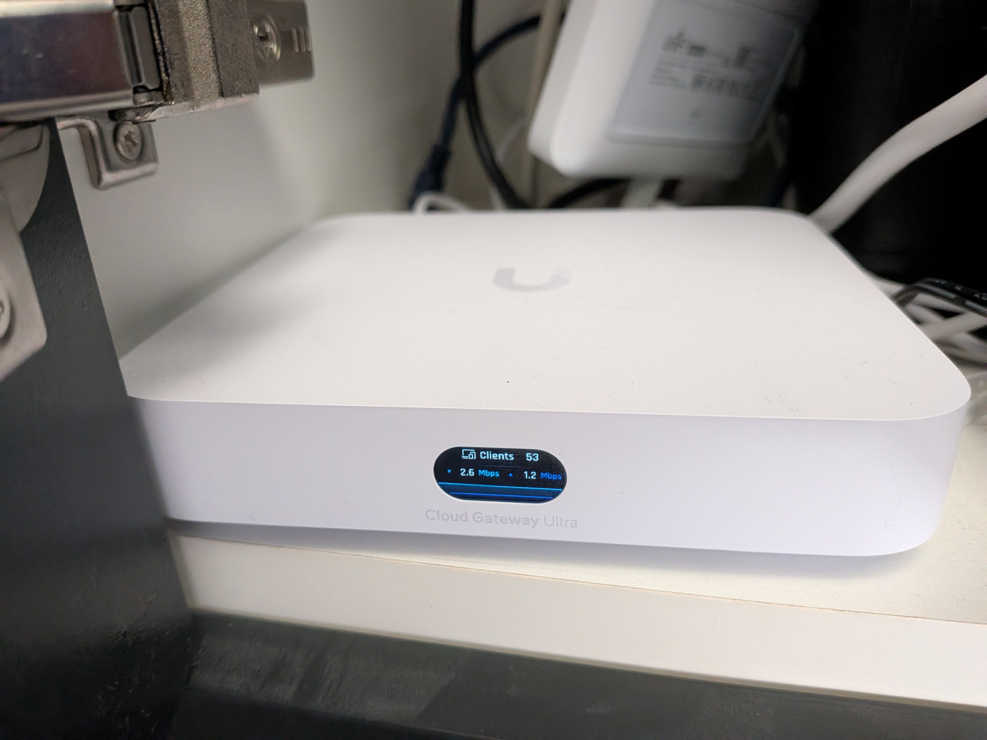 UCG Ultra screen showing connected clients and live traffic speeds